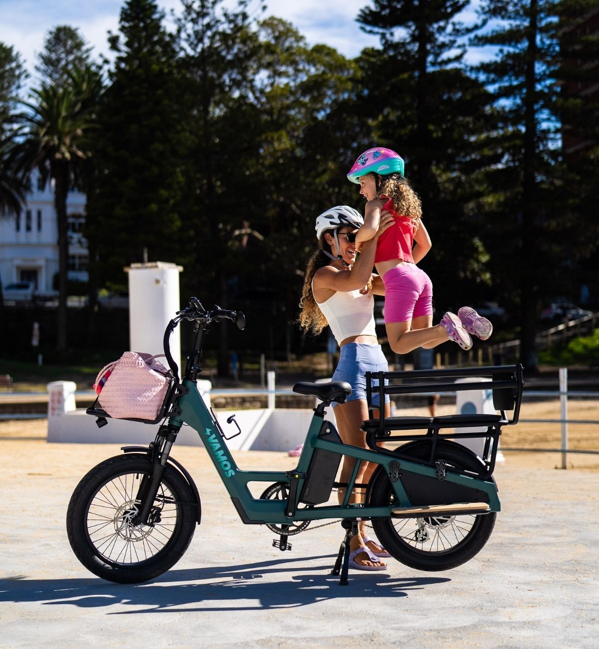 Vamos Amigo Plus green electric cargo bike designed for family commuting.
