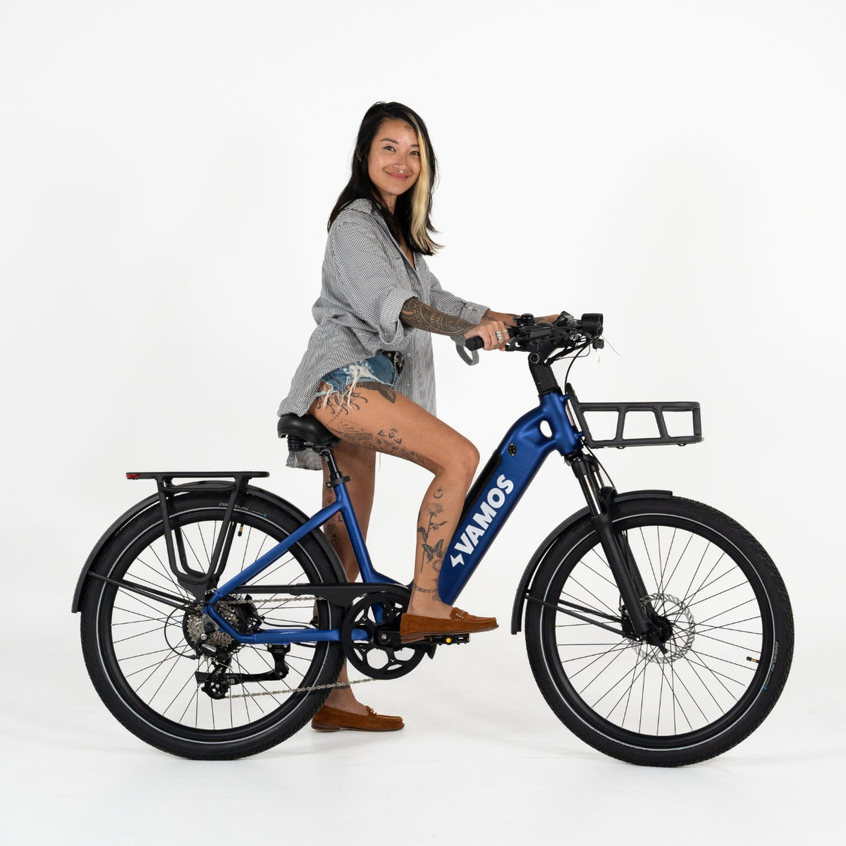 A lady in 5”3 / 162cm size riding a Vamos El Rapido Commuter Ebike