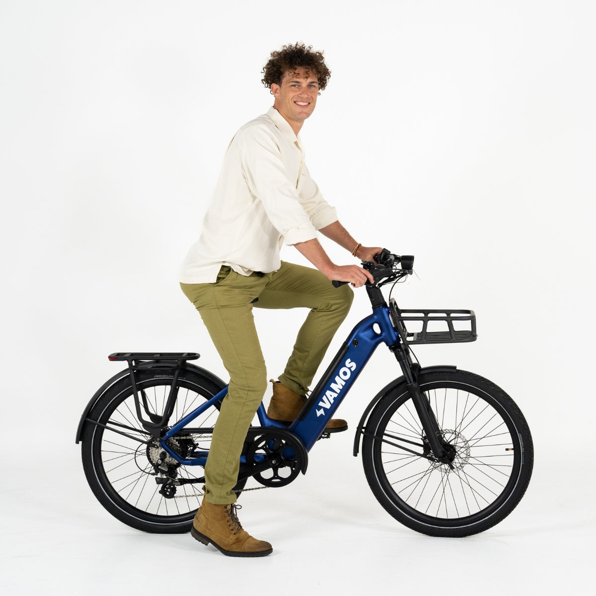 A man in 6”5 / 196cm size riding a Vamos El Rapido Commuter Ebike